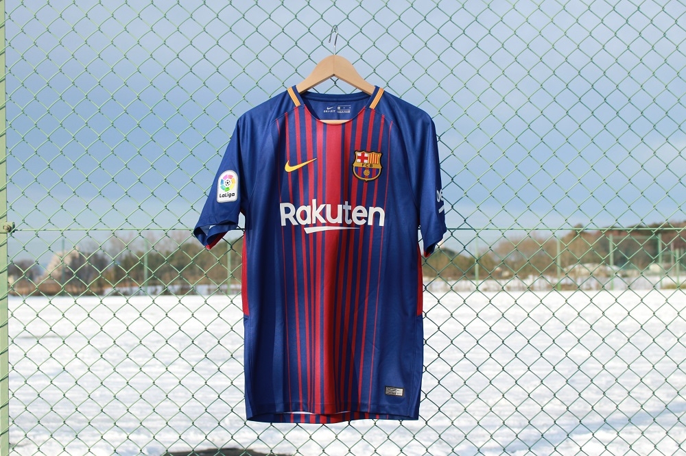 ナイキが販売するバルセロナのホームユニフォーム